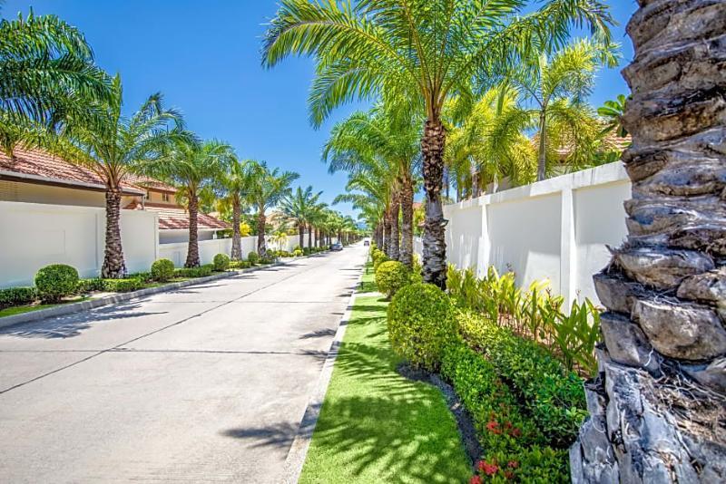Private Beach Majestic Pool Villa Pattaya Exterior foto